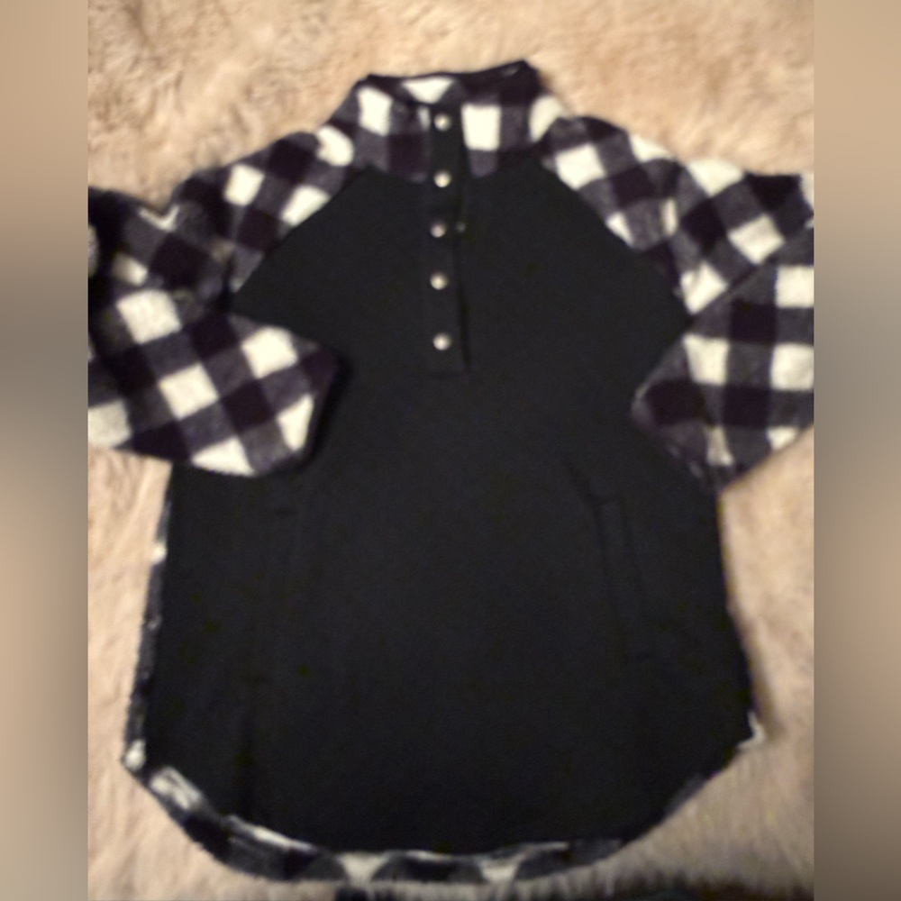 Women’s Black and White Plaid Pullover